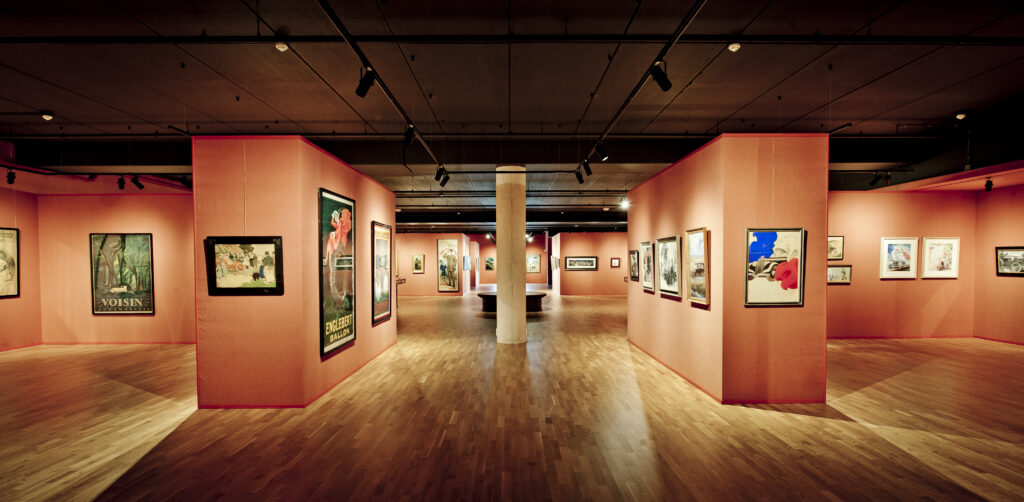 Picture hanging systems for galleries in Dubai