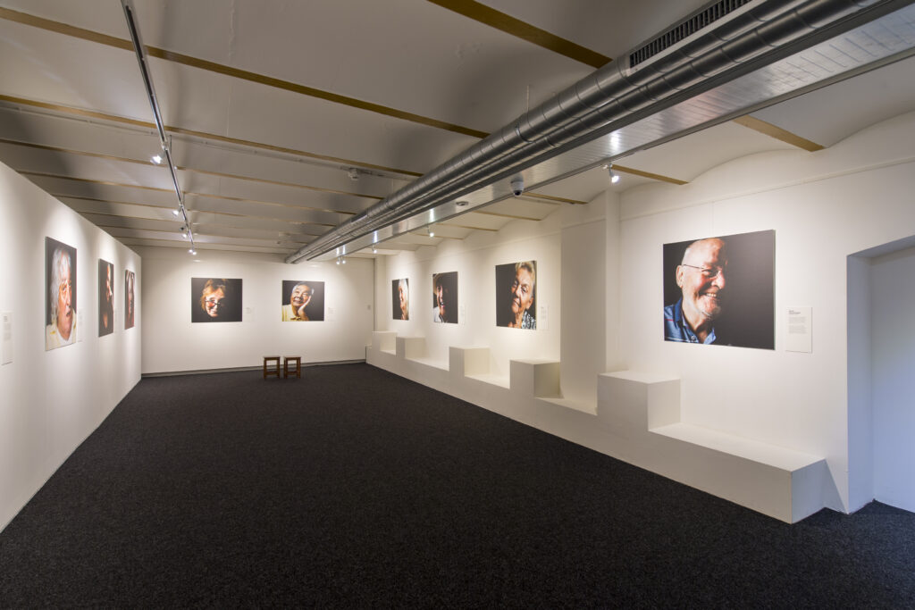 gallery hanging rails for artwork