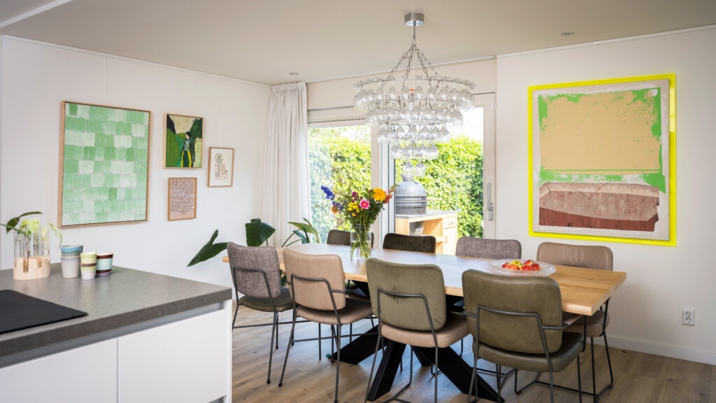 Picture hanging systems for homes in Dubai
